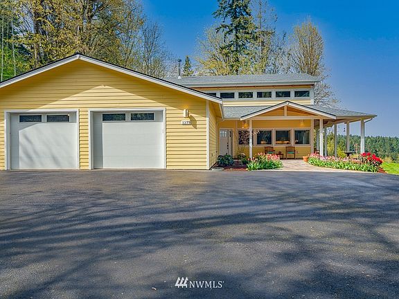 Large 2 car garage and paved driveway>