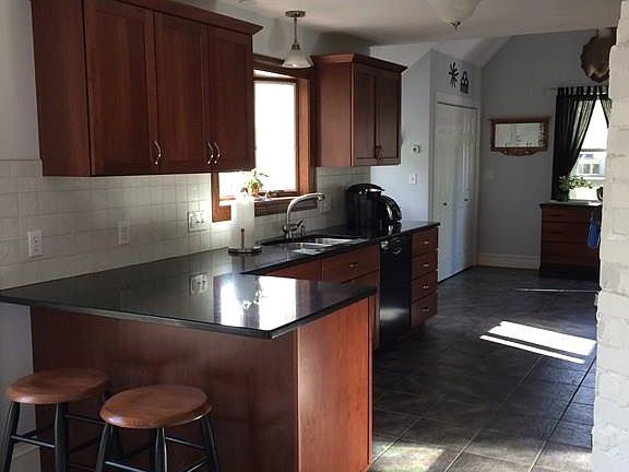 5th image of 695 Hancock St