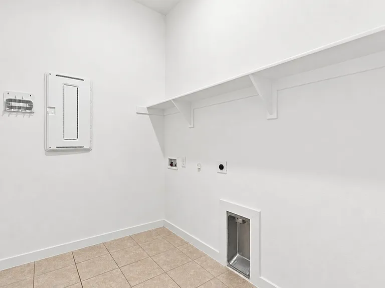 2408 Doncaster Dr — Photo 26