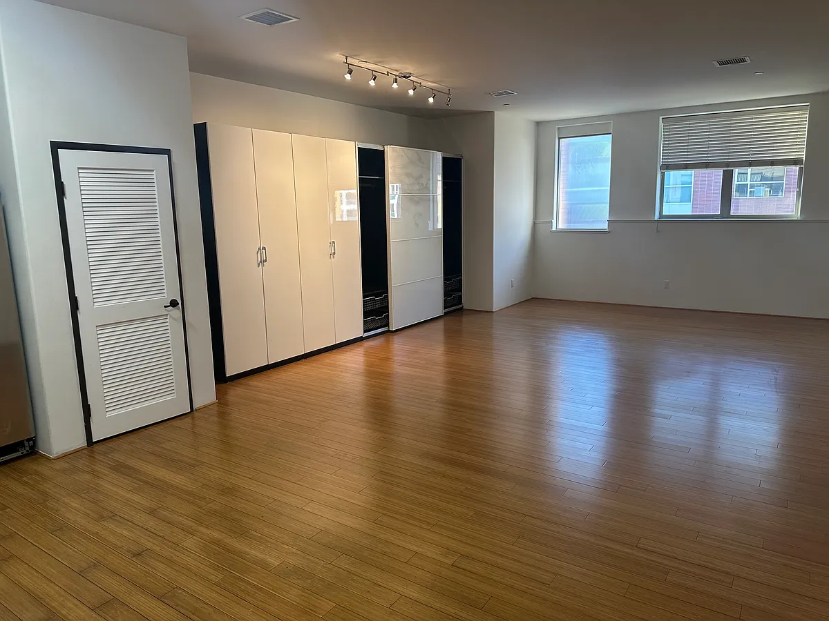 Building Photo - 255 W 7th St #26