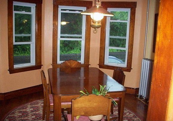 Dining room with bay windows