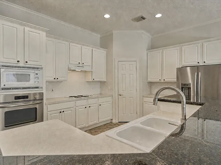 118 Robindale Cir — Photo 10