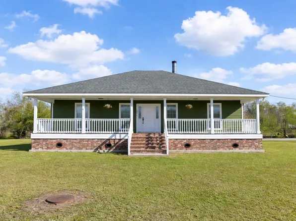 304 Country Village Dr, Raceland, LA 70394