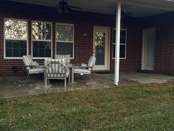 Covered Back Patio Fenced in