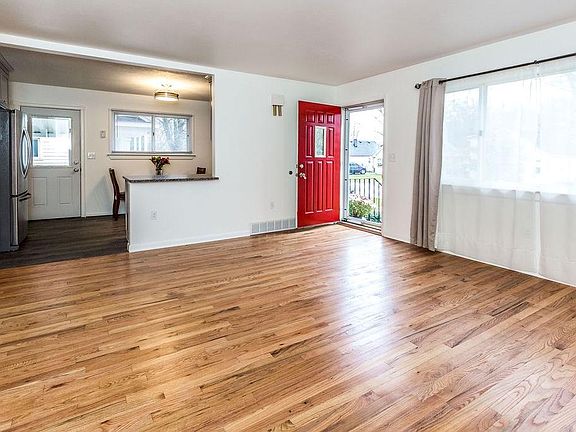 5th image of 238 Esther St