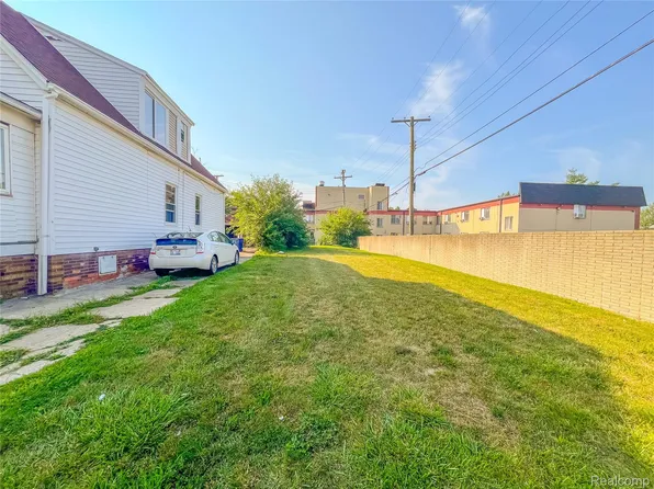 3828 Doremus St, Hamtramck, MI 48212