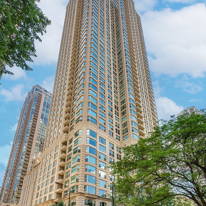 1st image of 25 E Superior St APT 1403