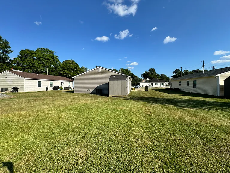 105 E North St — Photo 13