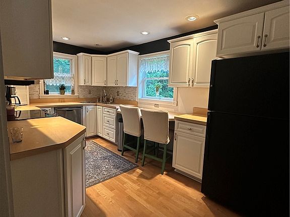 4th image of 144 Calvert Ln
