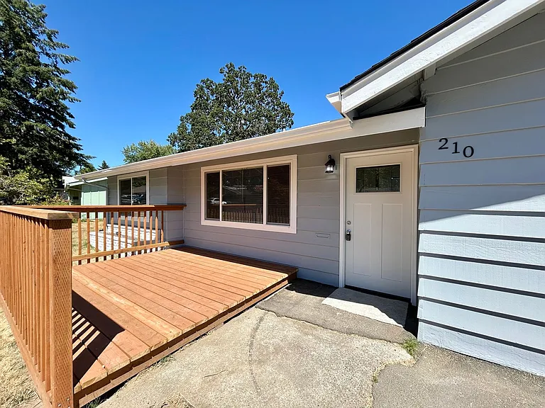 210 SW 142nd Ave — Photo 2