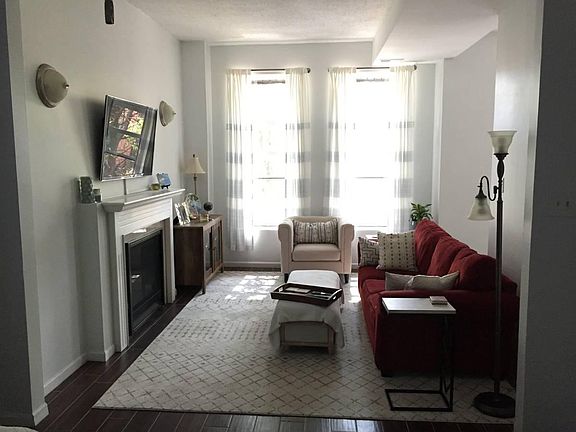 3rd image of 1922 W Erie St #2