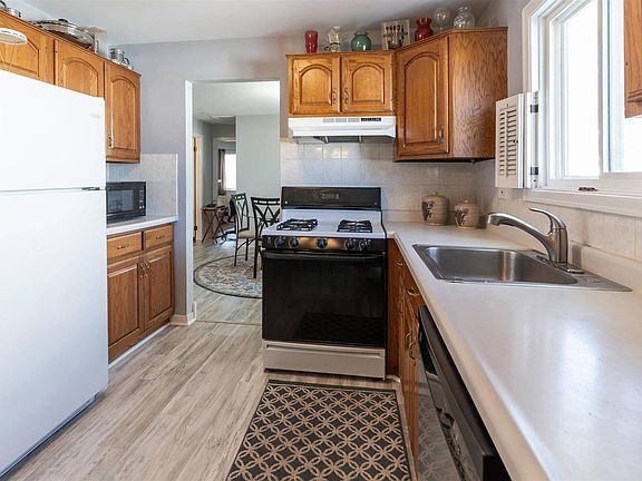 5th image of 1066 Mohegan Ln