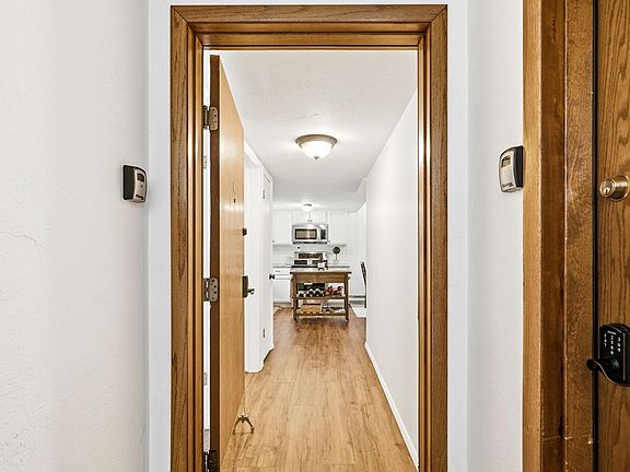 5th image of 3042 Cedar St #401
