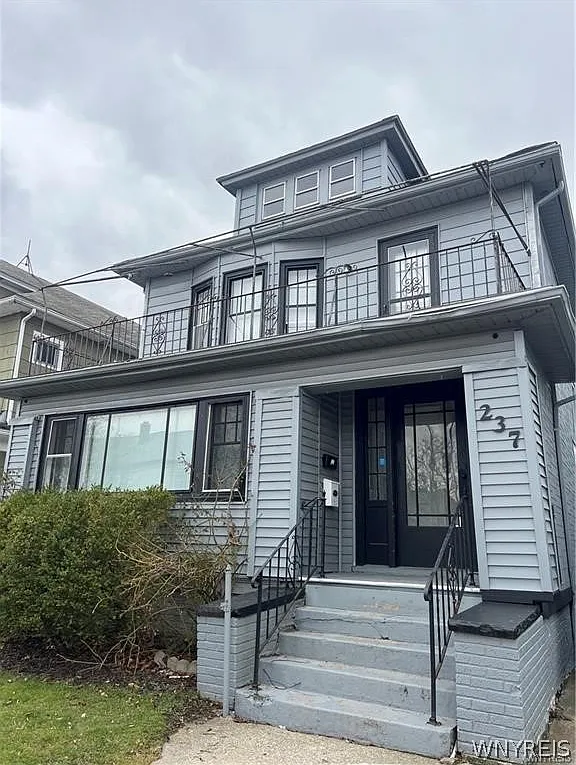 3 bed, 1.0 bath, 1341 sqft, $1,800 — Photo 1