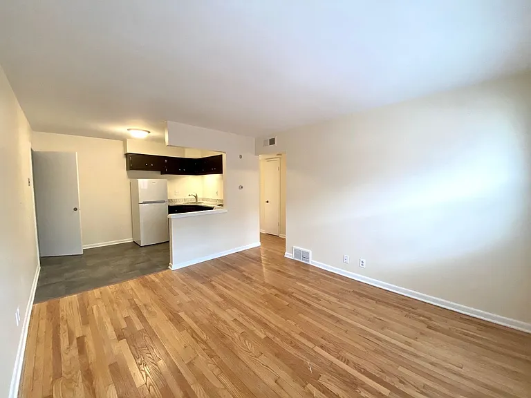 3020 W Fardale Ave — Photo 2