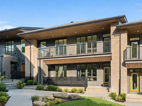 609 SW Sovereign Cmn SW, Calgary, AB T3C 3Y3