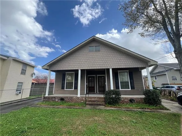 14 1st St, Gretna, LA 70053