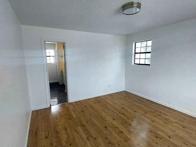 1004 Clay St — Photo 26