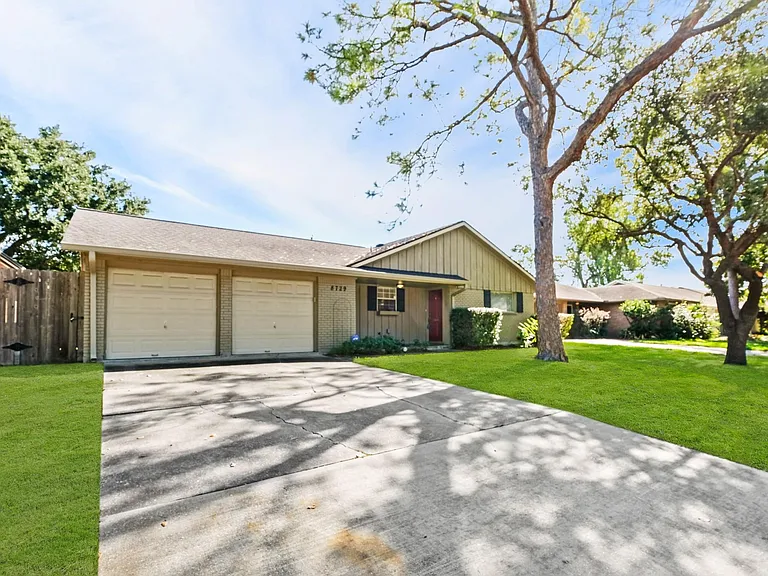 8729 Dunlap St — Photo 2