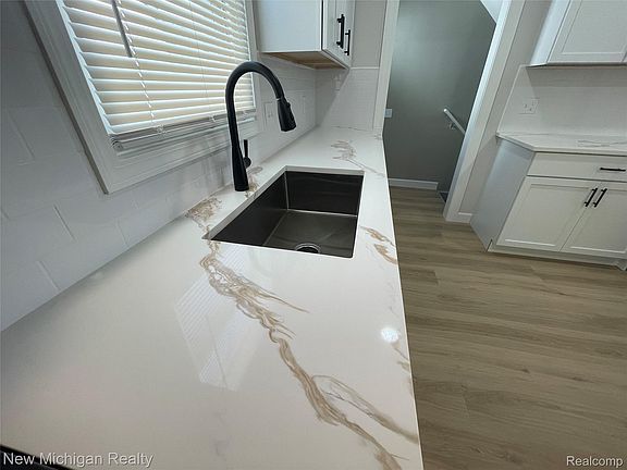 4th image of 3170 Robina Ave