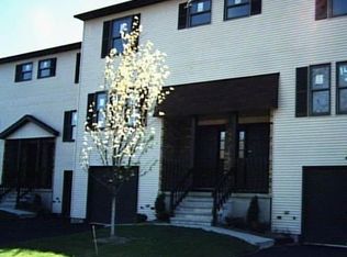 136 Barnfinch Cir #136, Naugatuck, CT 06770