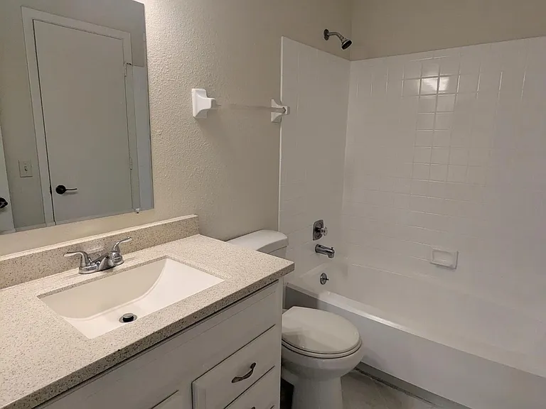 1455 SE Colchester Cir — Photo 14