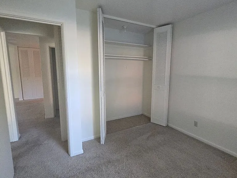 Mulford Park Apartments — Photo 17