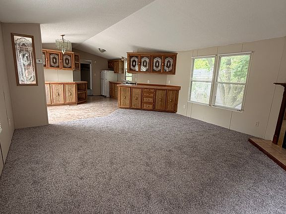 2nd image of 215 Lakeshore Cir #215