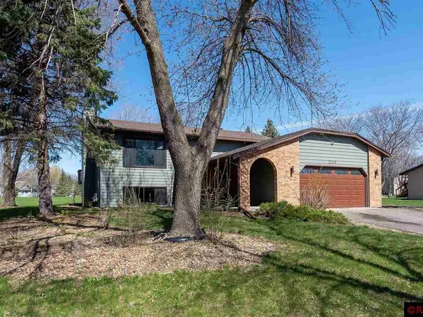 2108 Northridge Dr, North Mankato, MN 56003