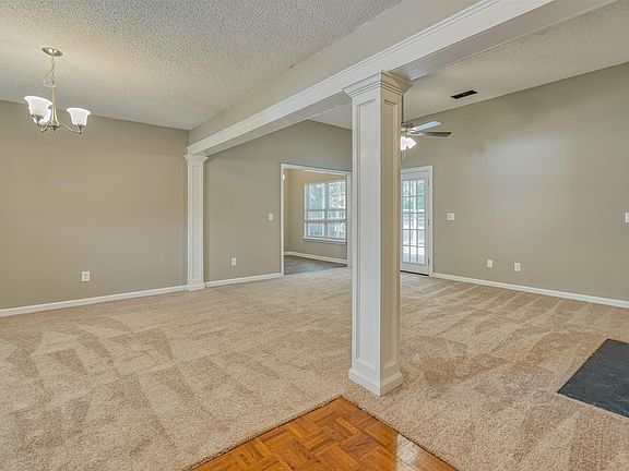4th image of 19 Twin Oaks Cir