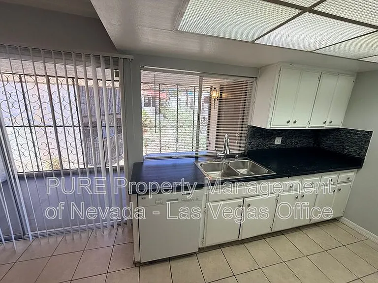 1405 Vegas Valley Dr #252-bldg 25 — Photo 8
