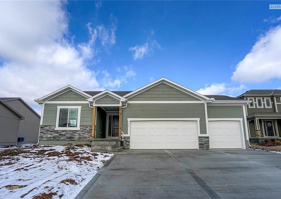 1st image of 113 SW Wind Garden Cir