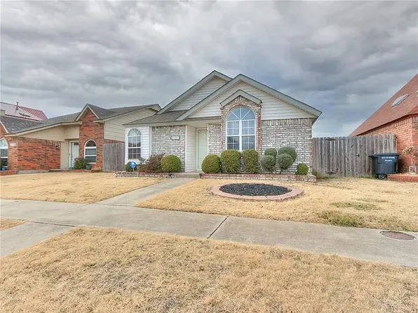 2107 Briarcliff Dr, Moore, OK 73170