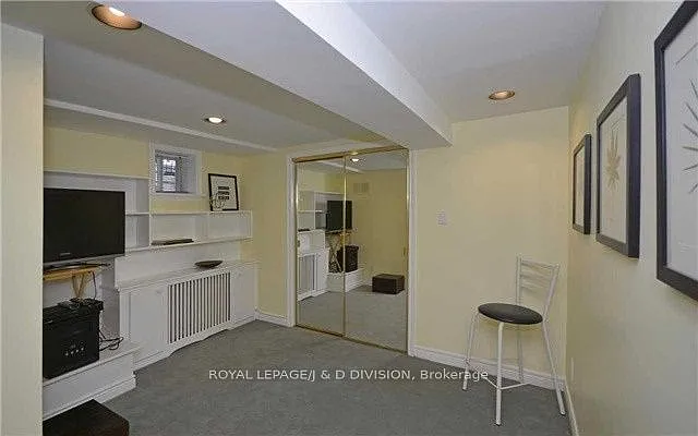 311 Chaplin Cres — Photo 14