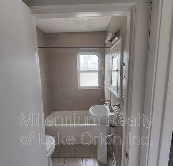 140 Summit St #2 — Photo 6