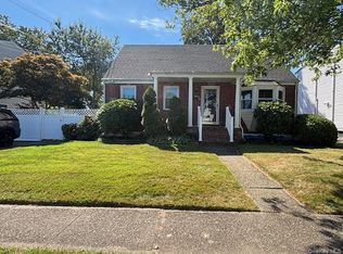 35 W Belle Terre Ave, Lindenhurst, NY 11757