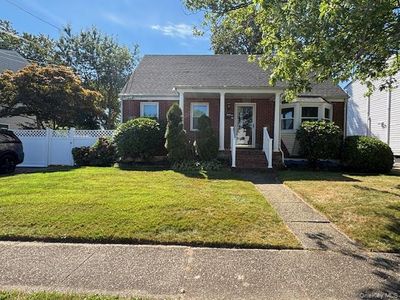 35 W Belle Terre Avenue, Lindenhurst, NY, 11757
