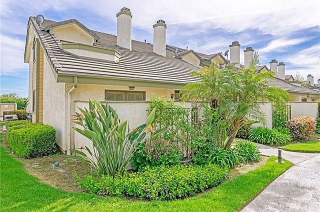 Beautiful end unit in sought-after Arrow Park in Upland!