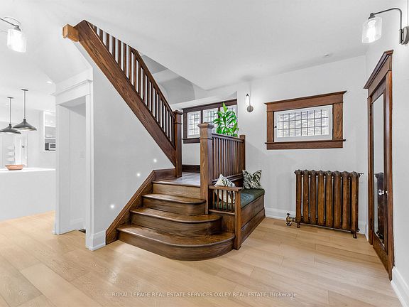2nd image of 20 Edgewood Cres