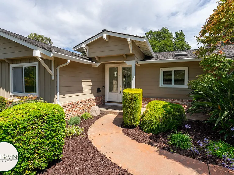 1492 Walbrook Dr — Photo 2