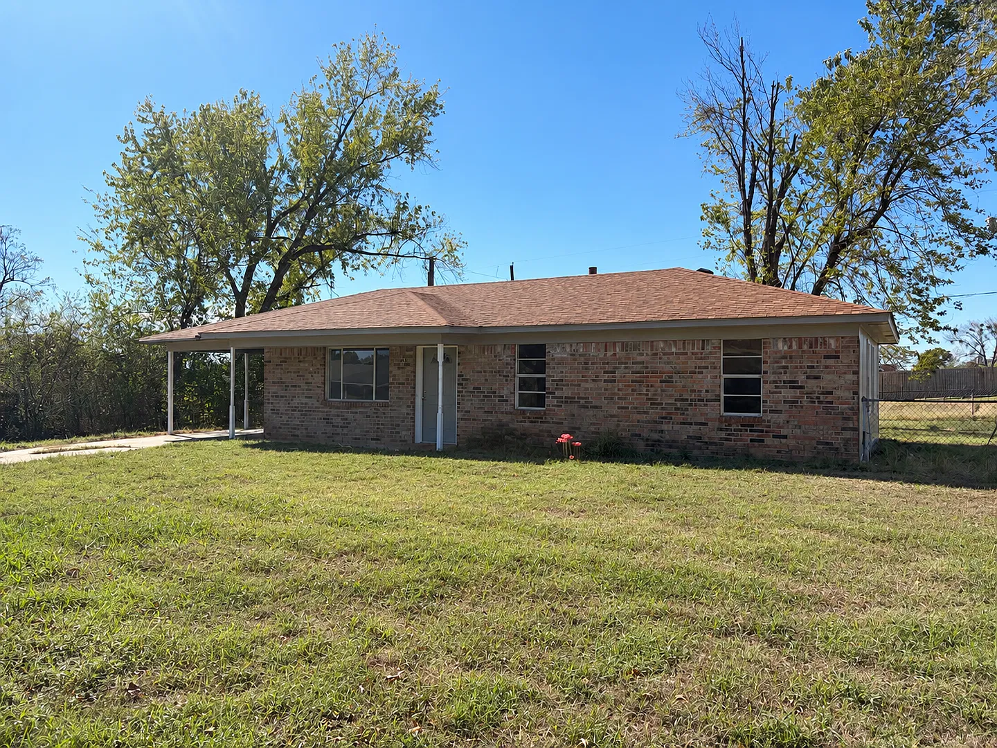 3 Bedroom and 1.5 Bathroom House! — Photo 2
