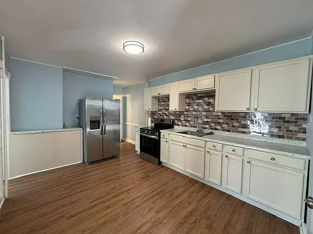 1041 Strong St — Photo 2