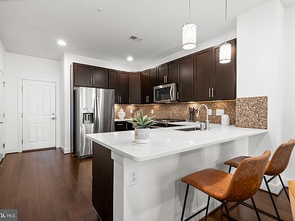 2nd image of 1906 Potomac Ave #101