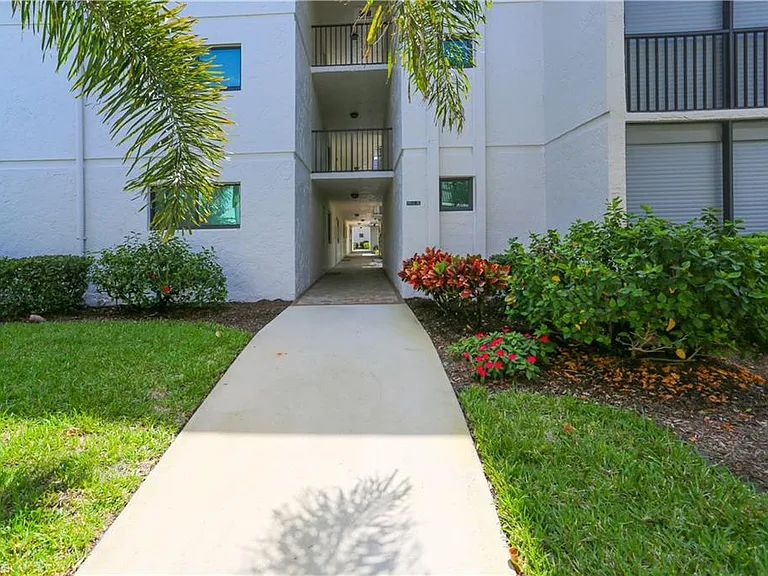 788 Park Shore Dr #D27 — Photo 4