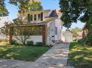 521 Kreitzer Ave, Bloomington, IL 61701