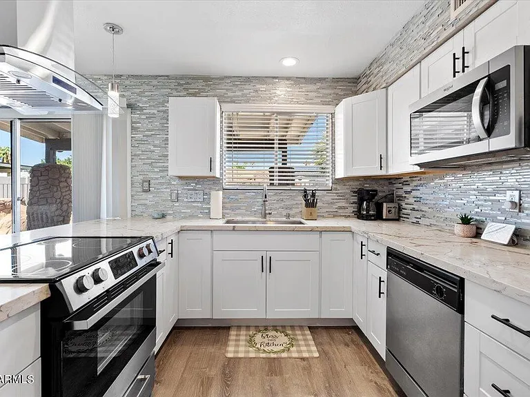 1014 W Angela Dr — Photo 7