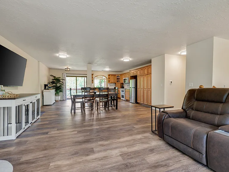 Upper Level
Living Room
+80" TV 
+Aesthetic Fireplace
+Couch has chargers/recliners
+Dog crate (2)