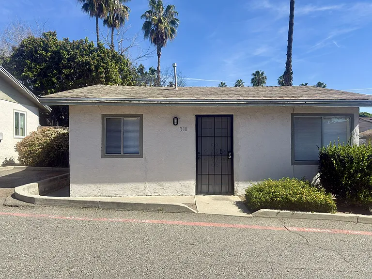 Single Level Cottage Near Downtown! — Photo 2