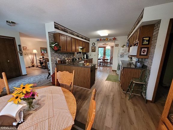 3rd image of 110 Birchview Ln