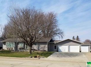 319 1st St, Hull, IA 51239